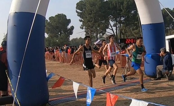 A photo shows PCC runner Dylan Che (black jersey) finishing the CCCAA State Meet, but he was left out of the official results days after the event due to a faulty timing chip.